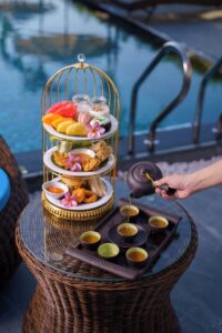 rituel du thé avec un plateau de douceurs sucrées et salées