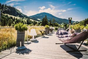toit terrasse de l'hôtel avec vue panoramique sur les montagnes en Autriche
