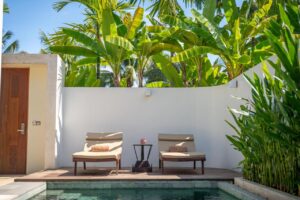 transat au bord de la piscine privée des villas de l'hôtel Waka Villa Private Resort