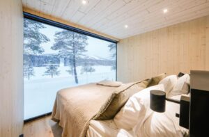 Chambre avec vue panoramique sur la nature dans un lodge en laponie finlandaise