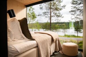 vue panoramique depuis le lit dans un lodge du Kuuru Lakeside
