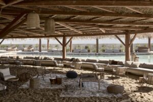 bar lounge au bord de la piscine avec les pieds dans le sable pour créer une ambiance de plage à l'hôtel Olea All Suite sur l'île de Zakynthos