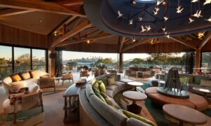 bar lounge avec terrasse et vue sur Sydney, un endroit parfait pour se détendre, prendre un verre et manger