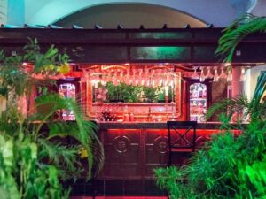 bar sur le toit terrasse de l'hôtel, l'endroit idéal pour prendre un verre en soirée