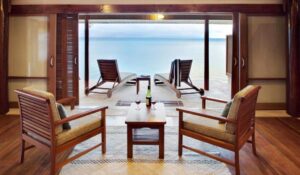 vue sur l'océan depuis le lit à l'intérieur du bungalow