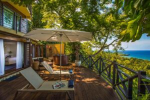 terrasse avec jacuzzi privé et vue mer pour la suite de l'hôtel