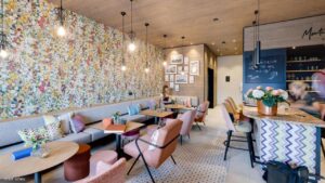 café lounge où on peut manger du gâteau chaque jour au moment du goûter