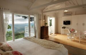 chambre type cottage avec baie vitrée et terrasse
