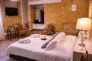 chambre double alliant charme de l'ancien et confort moderne