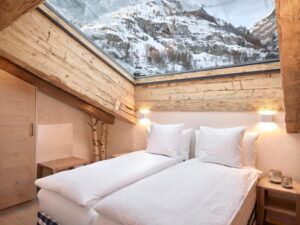 chambre d'une suites de l'hôtel avec vue sur le ciel et les montagnes des Alpes Suisse