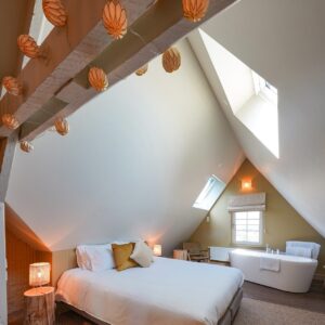 chambre d'hôtes jolie et cosy, sous pente, avec baignoire ouverte sur la chambre
