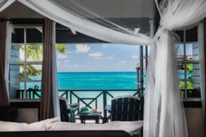 vue panoramique sur la mer depuis le lit d'une des chambres vue mer de l'hôtel
