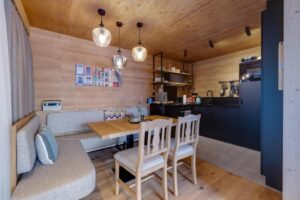 cuisine totalement équipée avec espace repas dans un des chalets à louer de l'hôtel Hideway Hotel Montestyria Chalets & Suiten en Autriche