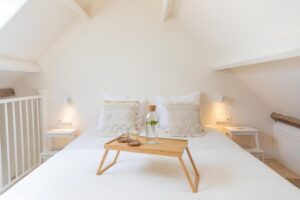 Chambre double sous les toits avec des matériaux naturels