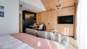 suite avec un espace repas où est servi le petit déjeuner chaque matin