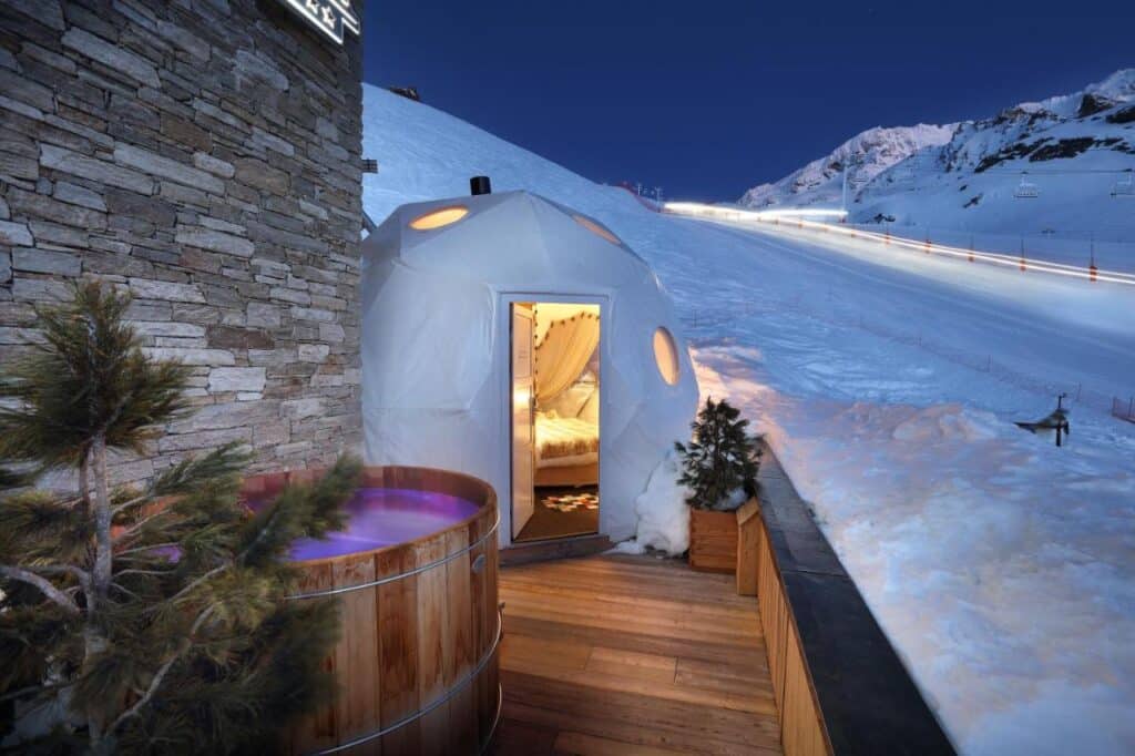 Logement atypique, un igloo-pod pour la nuit cosy et chaleureux sur les pistes de ski avec bain nordique privatif