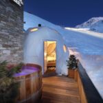 Logement atypique, un igloo-pod pour la nuit cosy et chaleureux sur les pistes de ski avec bain nordique privatif
