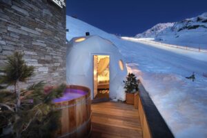 Logement atypique, un igloo-pod pour la nuit cosy et chaleureux sur les pistes de ski avec bain nordique privatif