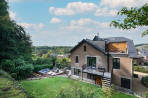 extérieur de la maison d'hôtes situées sur les hauteur de la ville de Rochefort dans un cadre calme et verdoyant
