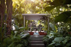 chambre deluxe avec un lit balinais privatif donnant sur la piscine