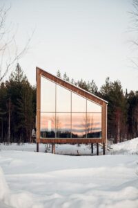 vue d'un lodge sur pilotis en pleine nature dans un hôtel en Suède
