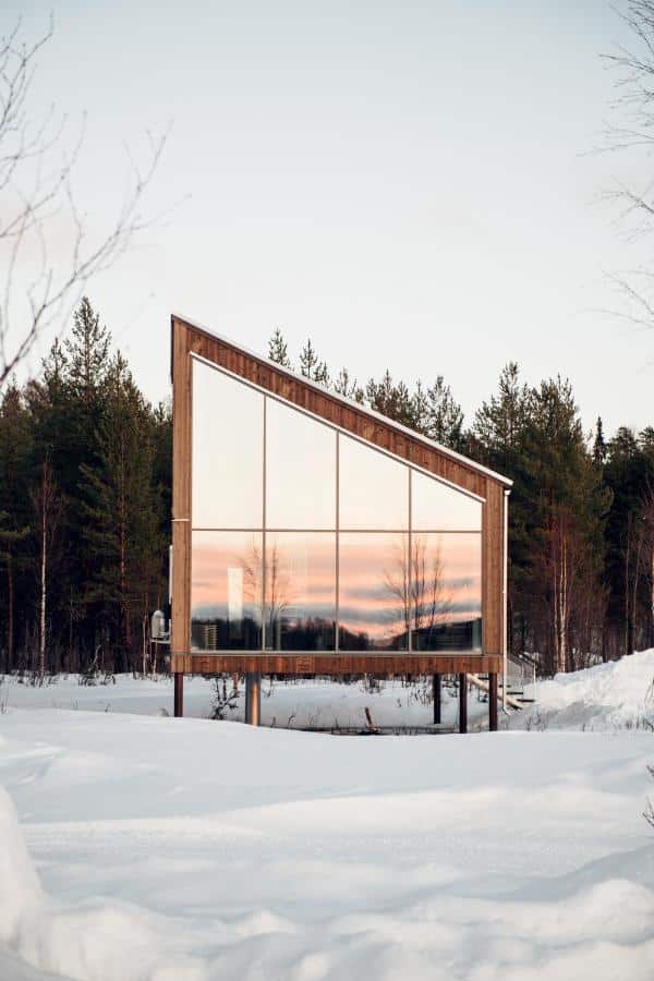 vue d'un lodge sur pilotis en pleine nature dans un hôtel en Suède