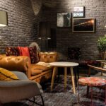 Coin salon dans le bar avec mur en briques apparentes
