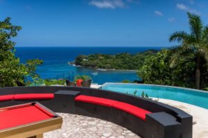 vue de la piscine à débordement offrant une magnifique vue sur la mer