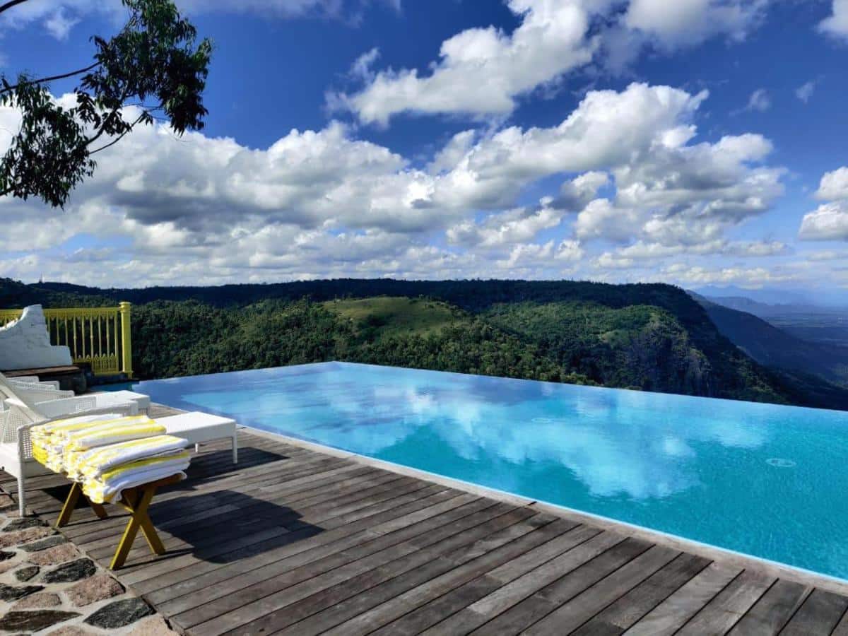 piscine à débordement avec vue panoramique sur un écrin de verdure