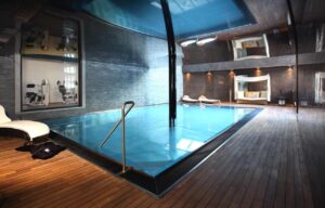 piscine intérieure au spa de l'hôtel comprenant également jacuzzi, sauna, hammam et massages et soins