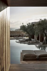 transat flottant au dessus de la piscine à l'hôtel Olea All Suite sur l'île de Zakynthos