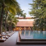 grande piscine extérieure au centre de l'hôtel Plantation Urban Resort de Phnom Penh