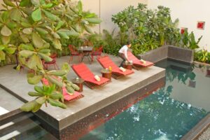 seconde piscine extérieure de l'hôtel au bord du bar