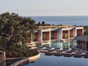 immense piscine extérieure et vue à l'hôtel Olea All Suite sur l'île de Zakynthos