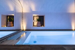 Piscine intérieure dans un sous-sol vouté dans un hôtel à Paris