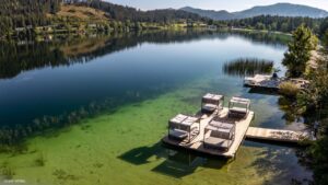 plage flottante privée avec transat sur un lac à proximité de l'hôtel