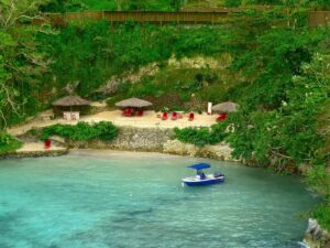 vue de la plage privée de l'hôtel, nichée dans la crique