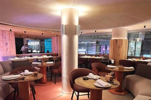 salle du restaurant de l'hôtel, située au 1er étage et utilisée pour les 3 services : petit-déjeuner, déjeuner et dîner