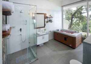 salle de bain avec jacuzzi privé face à la baie vitrée pour admirer la vue