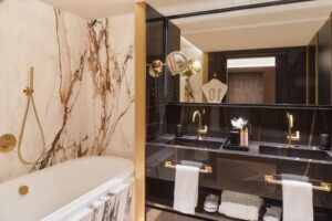 salle de bain chic et élégante d'une chambre de l'hôtel