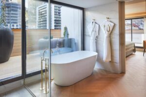 salle de bain d'une suite donnant sur la terrasse
