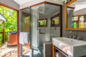 salle de douche d'une des cabanes