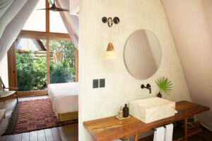 salle de douche avec douche extérieur et lavabo