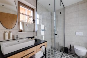 salle de douche d'une suite de l'hôtel