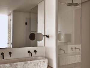 salle de douche dans une des suites de l'hôtel