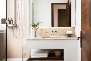salle de douche d'une suite de l'hôtel