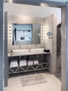 salle de douche d'une des chambres