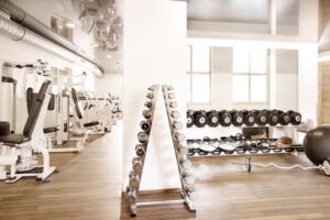 grande salle de fitness de l'hôtel, très bien équipée