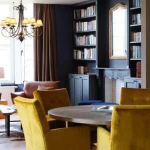 salon commun avec bibliothèque à la chambre d'hôtes Les Terrases des Falizes