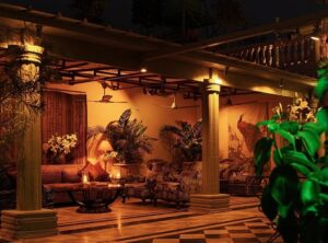 hôtel avec de multiples terrasses comme ici avec cette terrasse couverte abritant un salon